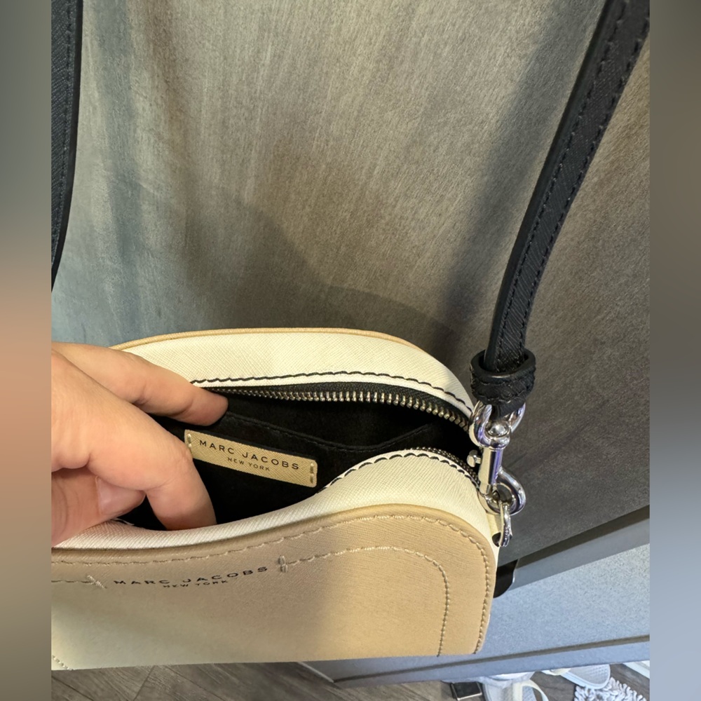 Marc Jacobs Women's Leather Crossbody Bag in Beige, Cream, and Black. - Picture 7 of 7